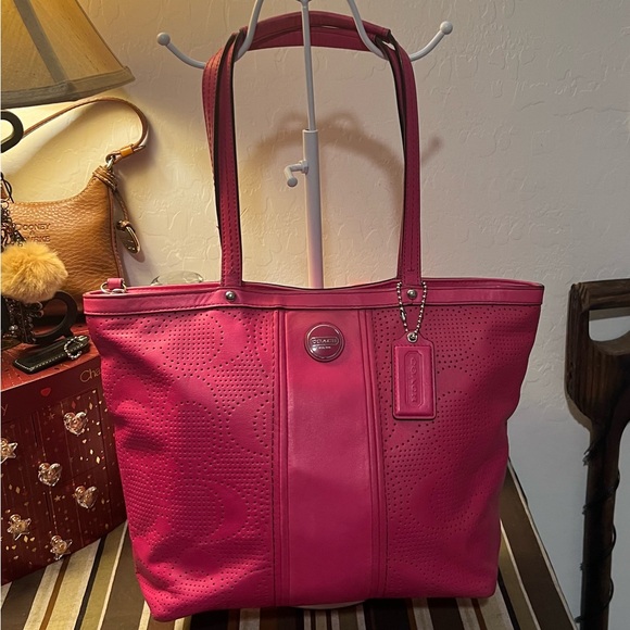 Coach Perforated Signature C Pink Leather Tote Bag Creed A1382-21941 - Picture 1 of 14